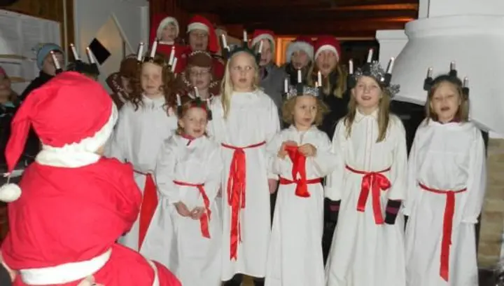 Luciatåg och skinkrace vid Bävernstugan