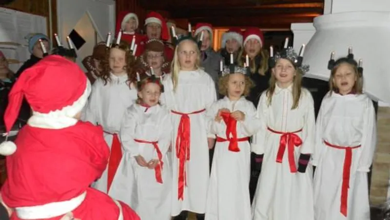 Luciatåg och skinkrace vid Bävernstugan